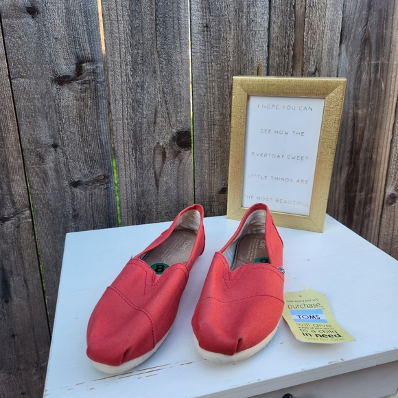 NWT TOMS Women's Classic Flat Color Coral Canvas Size 8 - Picture 2 of 5